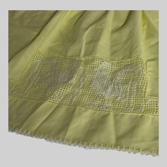 Vintage Apron Yellow With Roosters Pockets Chickens Cottagecore Farm Chore 1/2 - Picture 2 of 5